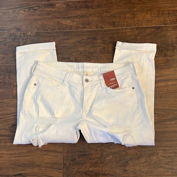 NWT Arizona Juniors Women’s Distressed Jean, Shredded White, sz 15, Crop Leg - Picture 9 of 9